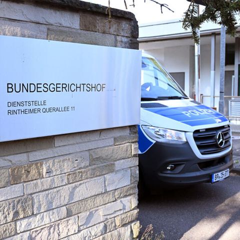 Ein Fahrzeug der Bundespolizei fährt aus dem Gelände des Bundesgerichtshofs (BGH) in Karlsruhe
