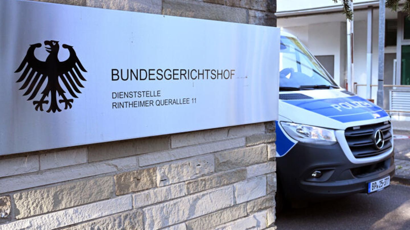 Ein Fahrzeug der Bundespolizei fährt aus dem Gelände des Bundesgerichtshofs (BGH) in Karlsruhe