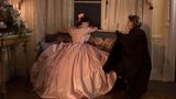 2020 gelang Gerwig dann ein weiterer Treffer. "Little Women" mit Emma Watson und Florence Pugh in der Hauptrolle schlug ein wie eine Bombe. In dem Historiendrama geht es um vier Schwestern, die in den Vereinigten Staaten Mitte des 19. Jahrhunderts mitsamt damaliger starrer Geschlechterrollen aufwachsen. Zunehmend stellen sie fest, dass sie in ihrem Leben als Frau mit zahlreichen Hürden konfrontiert werden. Und während sich die einen Schwestern den Regeln bürgen, wollen sich andere dem Rollendiktat nicht unterwerfen. Für die Produktion wurde Gerwig für den Oscar für das beste adaptierte Drehbuch nominiert, daneben wurde die Romanadaption für fünf weitere Oscars aufgestellt. 