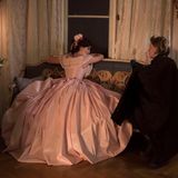 2020 gelang Gerwig dann ein weiterer Treffer. "Little Women" mit Emma Watson und Florence Pugh in der Hauptrolle schlug ein wie eine Bombe. In dem Historiendrama geht es um vier Schwestern, die in den Vereinigten Staaten Mitte des 19. Jahrhunderts mitsamt damaliger starrer Geschlechterrollen aufwachsen. Zunehmend stellen sie fest, dass sie in ihrem Leben als Frau mit zahlreichen Hürden konfrontiert werden. Und während sich die einen Schwestern den Regeln bürgen, wollen sich andere dem Rollendiktat nicht unterwerfen. Für die Produktion wurde Gerwig für den Oscar für das beste adaptierte Drehbuch nominiert, daneben wurde die Romanadaption für fünf weitere Oscars aufgestellt. 