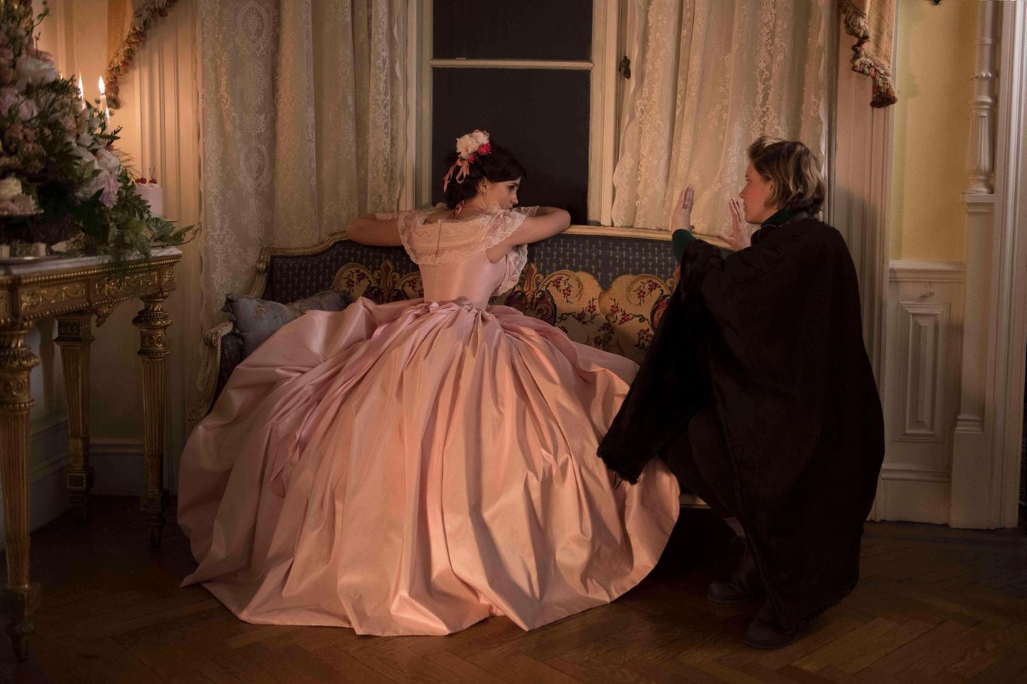 2020 gelang Gerwig dann ein weiterer Treffer. "Little Women" mit Emma Watson und Florence Pugh in der Hauptrolle schlug ein wie eine Bombe. In dem Historiendrama geht es um vier Schwestern, die in den Vereinigten Staaten Mitte des 19. Jahrhunderts mitsamt damaliger starrer Geschlechterrollen aufwachsen. Zunehmend stellen sie fest, dass sie in ihrem Leben als Frau mit zahlreichen Hürden konfrontiert werden. Und während sich die einen Schwestern den Regeln bürgen, wollen sich andere dem Rollendiktat nicht unterwerfen. Für die Produktion wurde Gerwig für den Oscar für das beste adaptierte Drehbuch nominiert, daneben wurde die Romanadaption für fünf weitere Oscars aufgestellt. 