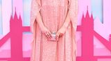 Gerwig auf der "Barbie"-Premiere 2023 in London – nach "Little Women" und ihrer Babypause ist es ihre erste Arbeit, bei der sie erneut als Drehbuchautorin, Produzentin und Regisseurin agierte. Es ist ihr bislang größtes und erfolgreichstes Projekt. Nur drei Wochen nach Kinostart hat die 40-Jährige mit der satirischen Realverfilmung über die Mattel-Puppe bereits die 1 Milliarde-Einnahmeschwelle an den Kinokassen geknackt. Damit ist der Film mit Margot Robbie und Ryan Gosling in den Hauptrollen der erste Film einer Regisseurin, dem das gelang. Wie Gerwig erzählt, fanden die Dreharbeiten fast ausschließlich während der Pandemie in London statt. 2020 bekam sie zunächst einen Anruf von Robbie, die sie bat, ein Drehbuch für den Film zu schreiben. Dieses wiederum traf auf so viel Begeisterung, dass Warner Bros. Gerwig auch als Regisseurin und Produzentin anfragte. "Mein erster Gedanke war: Das könnte das Ende meiner Karriere bedeuten", sagte sie. Dennoch ging sie den Deal ein – mit Erfolg. Drei Jahre später ist Gerwig DIE Frau der Stunde, wird von der "New York Times" als "maßgebliche Leinwandheldin ihrer Generation" bezeichnet und kann sich wohl offiziell zu den renommiertesten Allround-Talenten Hollywoods zählen. Bis heute hat Gerwig, die erst kürzlich zum zweiten Mal Mutter geworden ist, in 34 Filmen als Schauspielerin (zuletzt 2018 in "Jahrhundertfrauen" sowie 2022 in "weißes Rauschen", bei neun Filmen am Drehbuch, bei acht Produktionen als Regisseurin und bei zwei Filmen als Produzentin mitgewirkt.