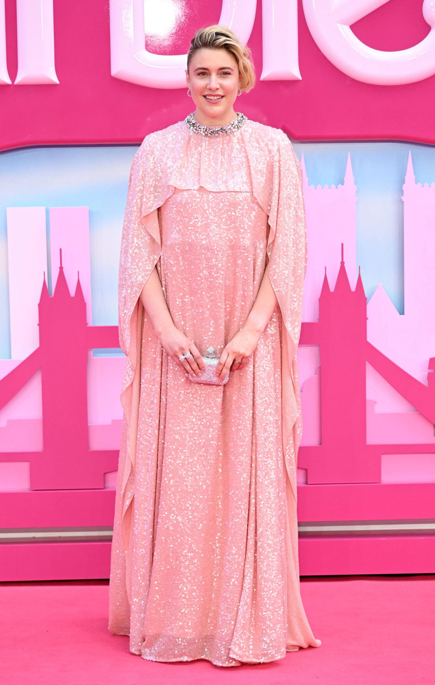 Die Frau hinter der "Barbie"-Sensation: Gerwig auf der "Barbie"-Premiere 2023 in London – nach "Little Women" und ihrer Babypause ist es ihre erste Arbeit, bei der sie erneut als Drehbuchautorin, Produzentin und Regisseurin agierte. Es ist ihr bislang größtes und erfolgreichstes Projekt. Nur drei Wochen nach Kinostart hat die 40-Jährige mit der satirischen Realverfilmung über die Mattel-Puppe bereits die 1 Milliarde-Einnahmeschwelle an den Kinokassen geknackt. Damit ist der Film mit Margot Robbie und Ryan Gosling in den Hauptrollen der erste Film einer Regisseurin, dem das gelang. Wie Gerwig erzählt, fanden die Dreharbeiten fast ausschließlich während der Pandemie in London statt. 2020 bekam sie zunächst einen Anruf von Robbie, die sie bat, ein Drehbuch für den Film zu schreiben. Dieses wiederum traf auf so viel Begeisterung, dass Warner Bros. Gerwig auch als Regisseurin und Produzentin anfragte. "Mein erster Gedanke war: Das könnte das Ende meiner Karriere bedeuten", sagte sie. Dennoch ging sie den Deal ein – mit Erfolg. Drei Jahre später ist Gerwig DIE Frau der Stunde, wird von der "New York Times" als "maßgebliche Leinwandheldin ihrer Generation" bezeichnet und kann sich wohl offiziell zu den renommiertesten Allround-Talenten Hollywoods zählen. Bis heute hat Gerwig, die erst kürzlich zum zweiten Mal Mutter geworden ist, in 34 Filmen als Schauspielerin (zuletzt 2018 in "Jahrhundertfrauen" sowie 2022 in "weißes Rauschen", bei neun Filmen am Drehbuch, bei acht Produktionen als Regisseurin und bei zwei Filmen als Produzentin mitgewirkt. Gerwig auf der "Barbie"-Premiere 2023 in London – nach "Little Women" und ihrer Babypause ist es ihre erste Arbeit, bei der sie erneut als Drehbuchautorin, Produzentin und Regisseurin agierte. Es ist ihr bislang größtes und erfolgreichstes Projekt. Nur drei Wochen nach Kinostart hat die 40-Jährige mit der satirischen Realverfilmung über die Mattel-Puppe bereits die 1 Milliarde-Einnahmeschwelle an den Kinokassen geknackt. Damit ist der Film mit Margot Robbie und Ryan Gosling in den Hauptrollen der erste Film einer Regisseurin, dem das gelang. Wie Gerwig erzählt, fanden die Dreharbeiten fast ausschließlich während der Pandemie in London statt. 2020 bekam sie zunächst einen Anruf von Robbie, die sie bat, ein Drehbuch für den Film zu schreiben. Dieses wiederum traf auf so viel Begeisterung, dass Warner Bros. Gerwig auch als Regisseurin und Produzentin anfragte. "Mein erster Gedanke war: Das könnte das Ende meiner Karriere bedeuten", sagte sie. Dennoch ging sie den Deal ein – mit Erfolg. Drei Jahre später ist Gerwig DIE Frau der Stunde, wird von der "New York Times" als "maßgebliche Leinwandheldin ihrer Generation" bezeichnet und kann sich wohl offiziell zu den renommiertesten Allround-Talenten Hollywoods zählen. Bis heute hat Gerwig, die erst kürzlich zum zweiten Mal Mutter geworden ist, in 34 Filmen als Schauspielerin (zuletzt 2018 in "Jahrhundertfrauen" sowie 2022 in "weißes Rauschen", bei neun Filmen am Drehbuch, bei acht Produktionen als Regisseurin und bei zwei Filmen als Produzentin mitgewirkt.