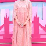 Gerwig auf der "Barbie"-Premiere 2023 in London – nach "Little Women" und ihrer Babypause ist es ihre erste Arbeit, bei der sie erneut als Drehbuchautorin, Produzentin und Regisseurin agierte. Es ist ihr bislang größtes und erfolgreichstes Projekt. Nur drei Wochen nach Kinostart hat die 40-Jährige mit der satirischen Realverfilmung über die Mattel-Puppe bereits die 1 Milliarde-Einnahmeschwelle an den Kinokassen geknackt. Damit ist der Film mit Margot Robbie und Ryan Gosling in den Hauptrollen der erste Film einer Regisseurin, dem das gelang. Wie Gerwig erzählt, fanden die Dreharbeiten fast ausschließlich während der Pandemie in London statt. 2020 bekam sie zunächst einen Anruf von Robbie, die sie bat, ein Drehbuch für den Film zu schreiben. Dieses wiederum traf auf so viel Begeisterung, dass Warner Bros. Gerwig auch als Regisseurin und Produzentin anfragte. "Mein erster Gedanke war: Das könnte das Ende meiner Karriere bedeuten", sagte sie. Dennoch ging sie den Deal ein – mit Erfolg. Drei Jahre später ist Gerwig DIE Frau der Stunde, wird von der "New York Times" als "maßgebliche Leinwandheldin ihrer Generation" bezeichnet und kann sich wohl offiziell zu den renommiertesten Allround-Talenten Hollywoods zählen. Bis heute hat Gerwig, die erst kürzlich zum zweiten Mal Mutter geworden ist, in 34 Filmen als Schauspielerin (zuletzt 2018 in "Jahrhundertfrauen" sowie 2022 in "weißes Rauschen", bei neun Filmen am Drehbuch, bei acht Produktionen als Regisseurin und bei zwei Filmen als Produzentin mitgewirkt.