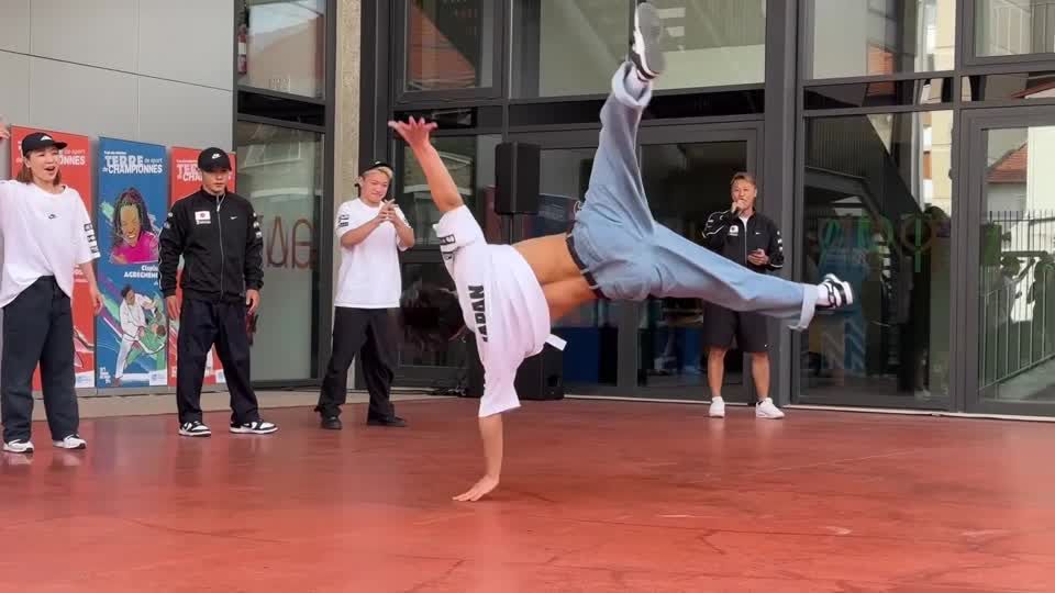 Video: Japanische Breakdancer freuen sich auf Olympia