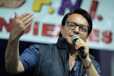 Ecuador: Präsidentschaftskandidat Fernando Villavicencio spricht wenige Minuten vor dem Attentat in einer Schule