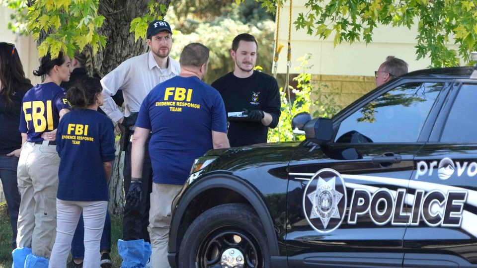 Ermittler vor dem Haus in Utah, in dem ein Mann nach Drohungen gegen Joe Biden vom FBI erschossen wurde Ermittler vor dem Haus in Utah, in dem ein Mann nach Drohungen gegen Joe Biden vom FBI erschossen wurde