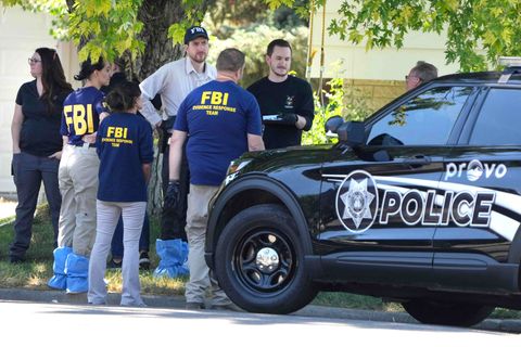Ermittler vor dem Haus in Utah, in dem ein Mann nach Drohungen gegen Joe Biden vom FBI erschossen wurde 