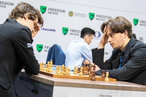 Vincent Keymer (r.), hier im Dezember bei einer Niederlage gegen Magnus Carlsen, hat den Schweden erstmals geschlagen
