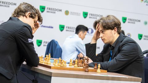 Vincent Keymer (r.), hier im Dezember bei einer Niederlage gegen Magnus Carlsen, hat den Schweden erstmals geschlagen