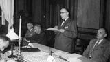 10. August 1948: Der Verfassungskonvent am Herrenchiemsee wird zur Geburtsstunde des Grundgesetzes   Bei Gas-und Kerzenlicht, im ehemaligen Gästeschlafzimmer des Bayernkönigs Ludwig II., eröffnet Staatsminister Dr. Anton Pfeiffer im alten Schloss Herrenchiemsee auf der Herreninsel die denkwürdige Tagung, die den Grundstein für eine künftige deutsche Verfassung legen soll. Um 10 Uhr vormittags eröffnet der Leiter der Bayerischen Staatskanzlei die mehr als 13 Tage anberaumte Verfassungsversammlung. 45 Delegierte nehmen an dieser von der bayerischen Regierung als "Referentenbesprechung" bezeichneten Zusammenkunft teil, die von den damaligen Ministerpräsidenten der Länder der drei westlichen Besatzungszonen einberufen wurde. Der Verfassungskonvent hat die Aufgabe, Richtlinien für ein Grundgesetz auszuarbeiten. Ein Jahr später, am 8. Mai 1949, verabschiedet der Parlamentarische Rat das Grundgesetz, ebenso die Besatzungsmächte und Länderparlamente – mit Ausnahme Bayerns. Am 23. Mai 1949 wird das neue Grundgesetz feierlich verkündet und unterzeichnet. Die Bundesrepublik ist gegründet.