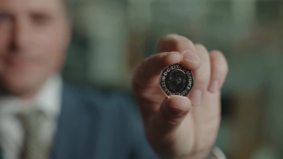 Video: Der König für die Hosentasche: Neue 50-Pence-Münze zeigt King Charles