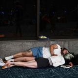 Ein junges Paar versucht sich am Terminal am Flughafen auf Hawaii auszuruhen
