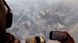 Blick aus einem Helikopter auf den Waldbrand auf Hawaii