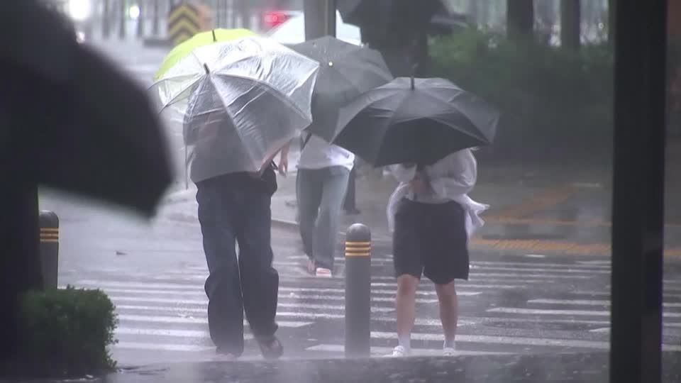 Video: Taifun: "Khanun" nimmt Kurs auf Südkorea