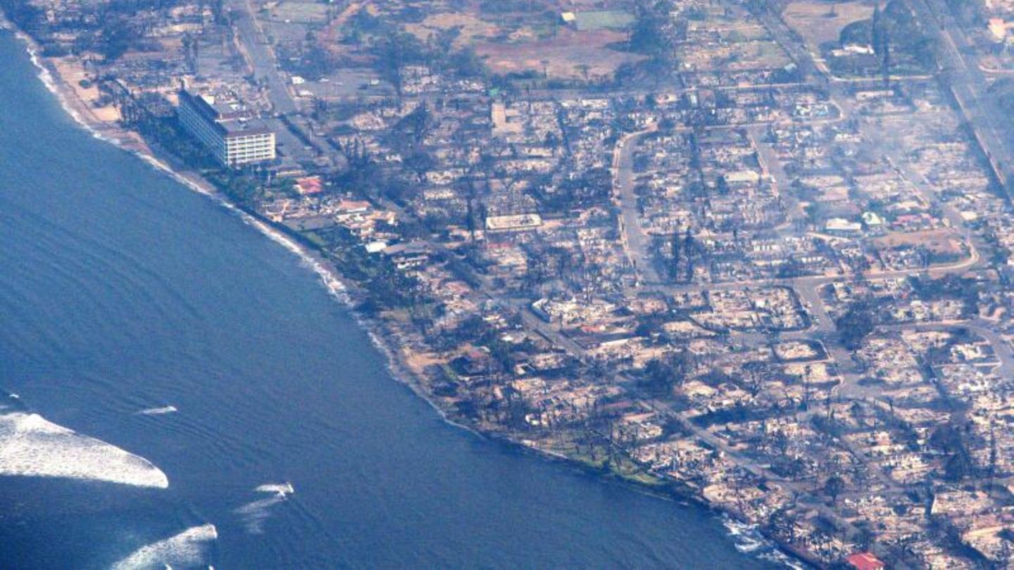 Blick aus der Luft auf die Küstenlinie von Hawaii