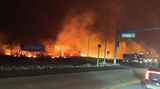 Auf Hawaii glüht das Feuer orange am Nachthimmel