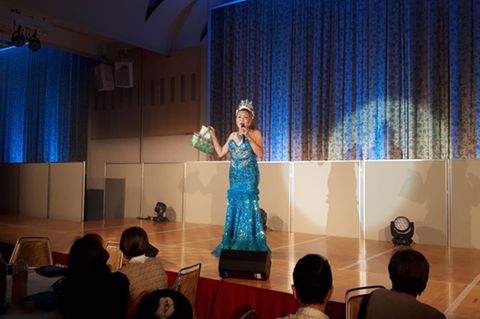 Maria Akasaka ist Transgender und begeistert normalerweise ihr Publikum bei Dinnershows mit musikalischen Einlagen, glitzernder Kleidung und viel Humor. Jetzt möchte sie gerne Bürgermeisterin werden