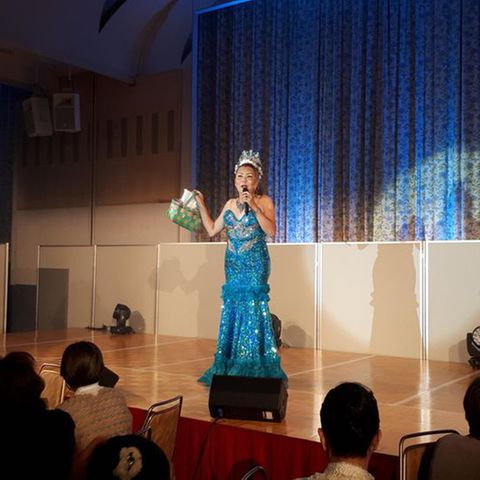 Maria Akasaka ist Transgender und begeistert normalerweise ihr Publikum bei Dinnershows mit musikalischen Einlagen, glitzernder Kleidung und viel Humor. Jetzt möchte sie gerne Bürgermeisterin werden