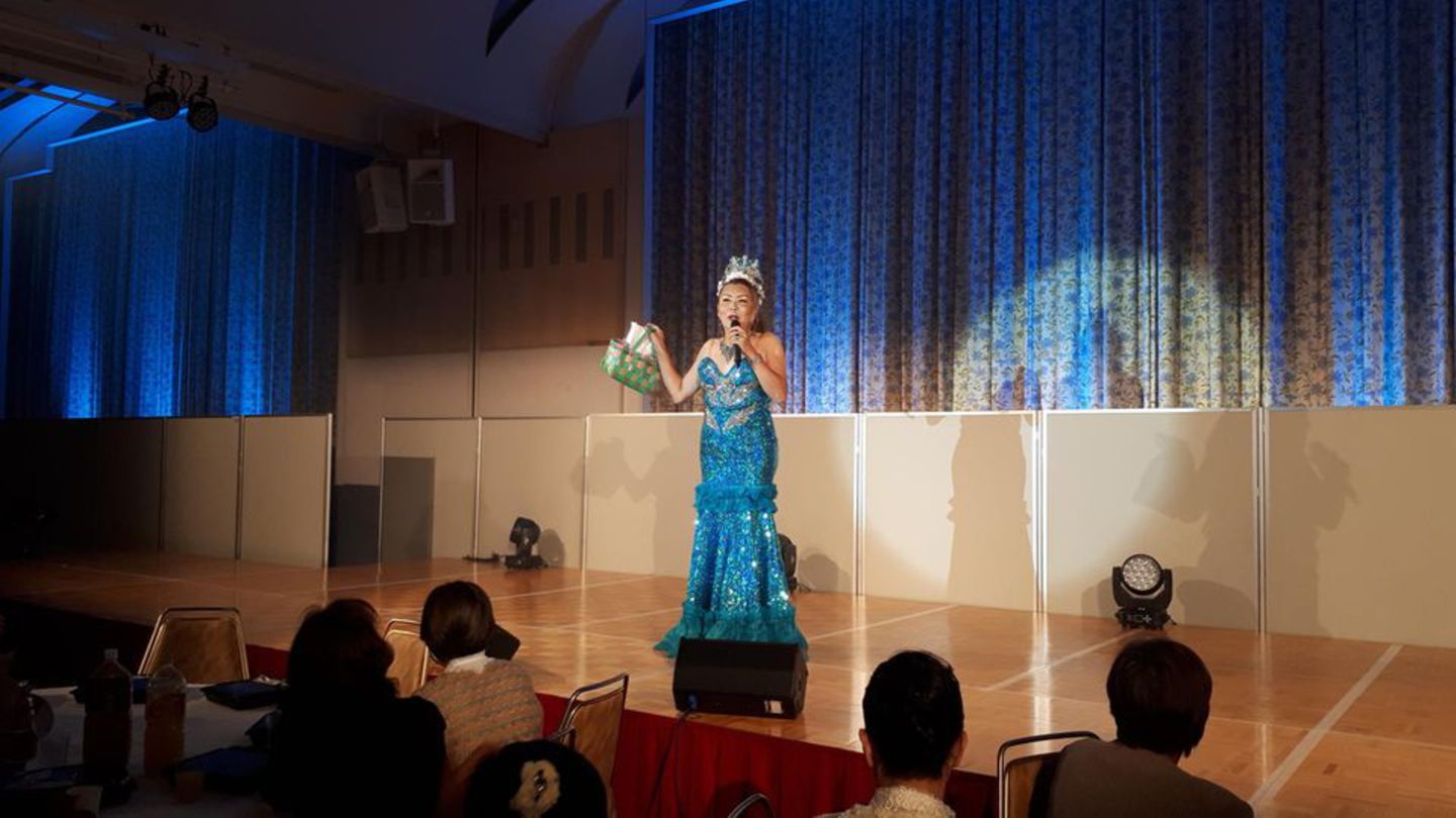 Geschlechtergerechtigkeit: Maria Akasaka ist Transgender und begeistert normalerweise ihr Publikum bei Dinnershows mit musikalischen Einlagen, glitzernder Kleidung und viel Humor. Jetzt möchte sie gerne Bürgermeisterin werden Maria Akasaka ist Transgender und begeistert normalerweise ihr Publikum bei Dinnershows mit musikalischen Einlagen, glitzernder Kleidung und viel Humor. Jetzt möchte sie gerne Bürgermeisterin werden