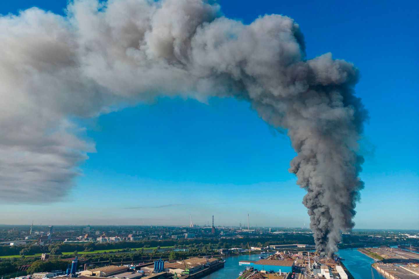 Schrottinsel Duisburg: Feuerwehr bekämpft Großbrand im Hafen | STERN.de