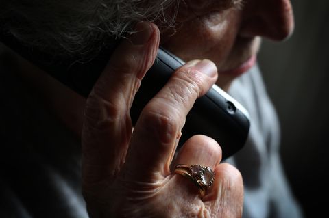 Eine Rentnerin telefoniert – ein Symbolbild für den Enkeltrick