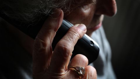 Eine Rentnerin telefoniert – ein Symbolbild für den Enkeltrick