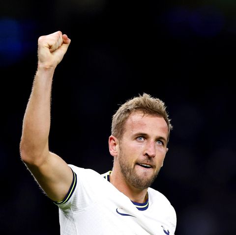 Harry Kane reckt noch im Trikot von Tottenham Hotspur die rechte Faust in den Nachthimmel