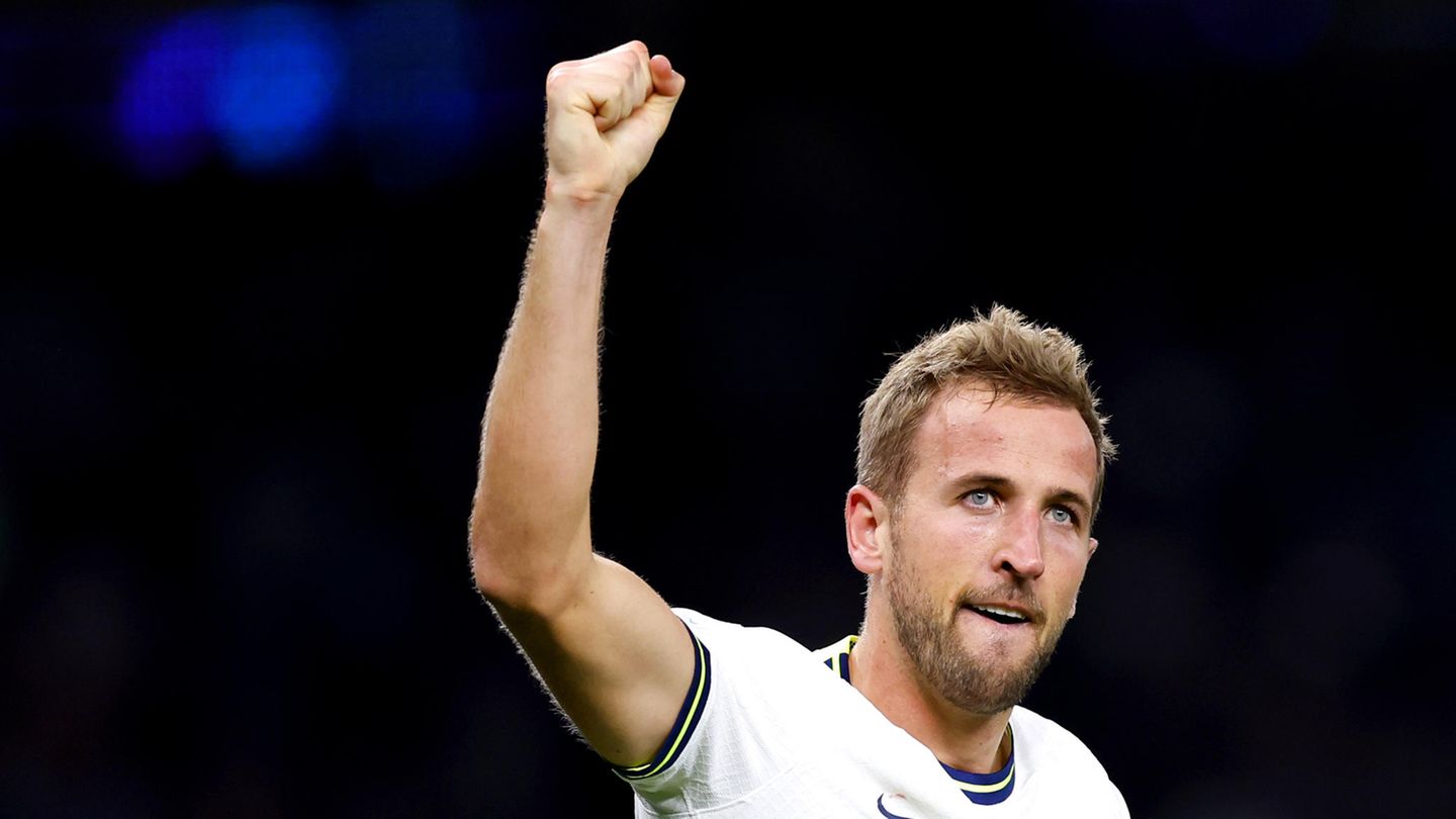 Harry Kane reckt noch im Trikot von Tottenham Hotspur die rechte Faust in den Nachthimmel