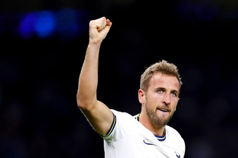 Harry Kane reckt noch im Trikot von Tottenham Hotspur die rechte Faust in den Nachthimmel
