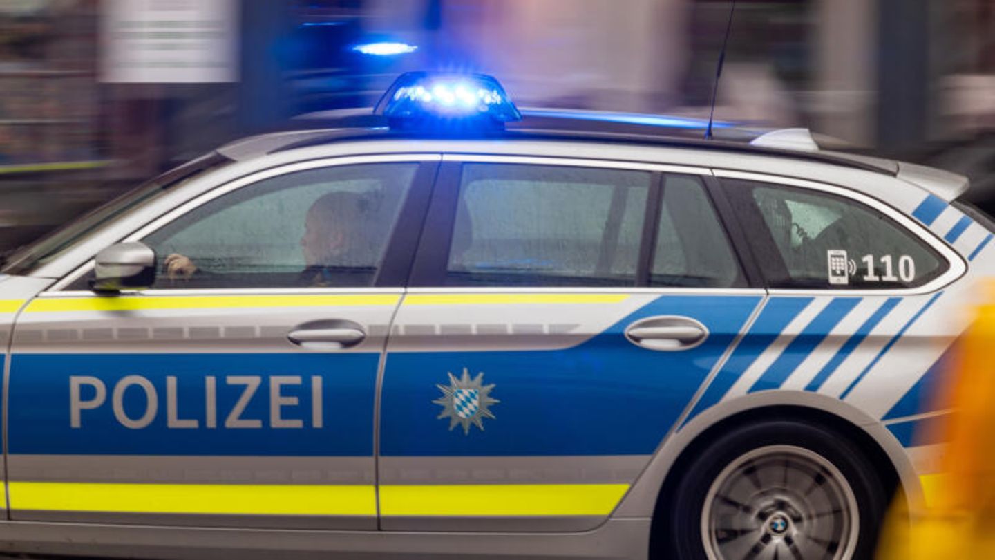 Ein Polizeiwagen fährt mit Blaulicht durch die Münchener Innenstadt