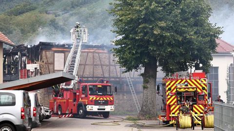 Feuerwehrleute beim Löscheinsatz am Tag des Brandes in Wintzenheim im Elsass