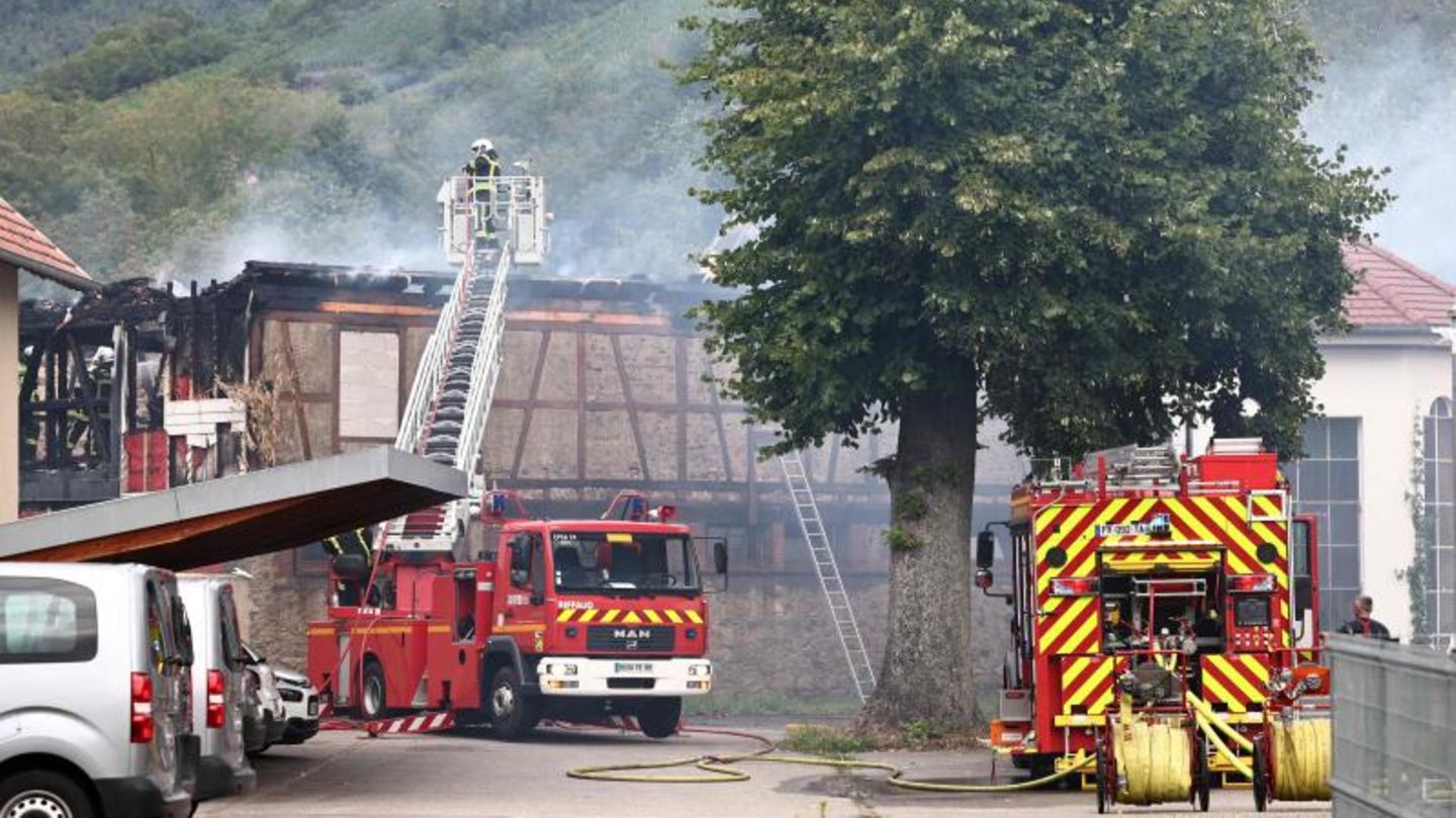Feuerwehrleute beim Löscheinsatz am Tag des Brandes in Wintzenheim im Elsass