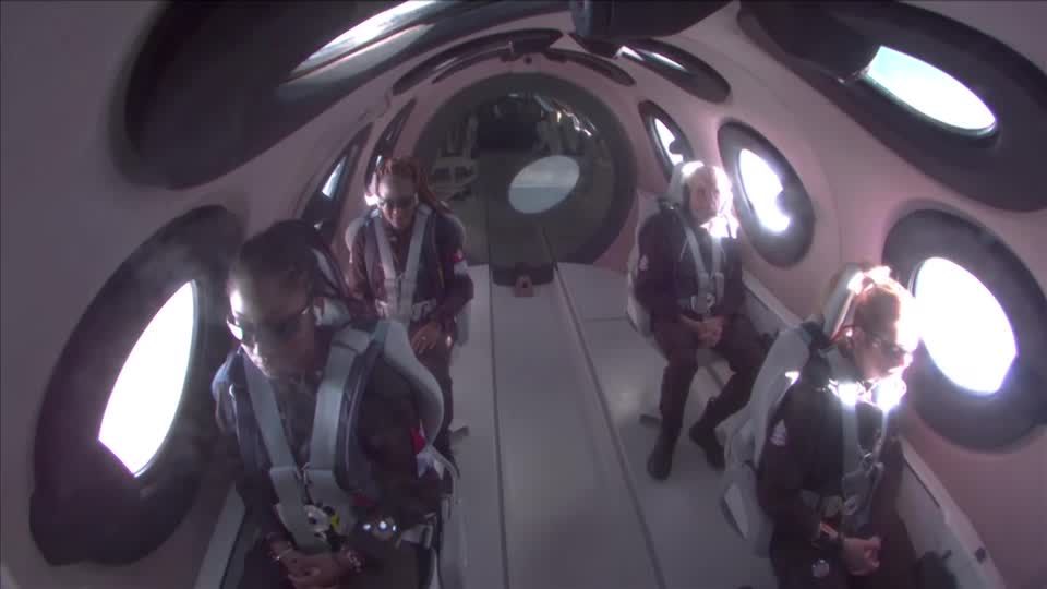 Video: Virgin Galactic bringt erstmals Touristen ins All