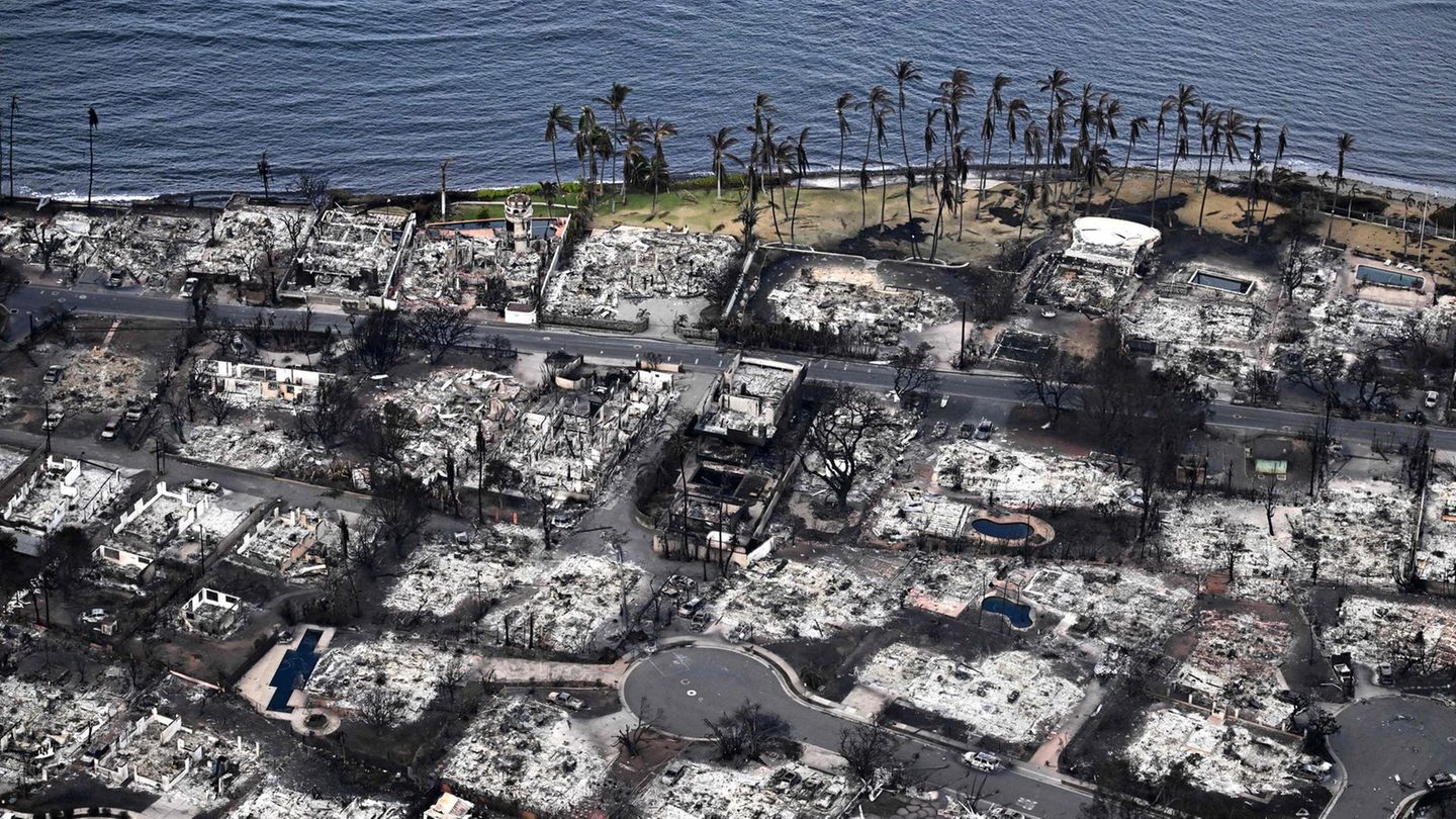 Bis ans Meer sind die Flammen auf Hawaii vorgedrungen