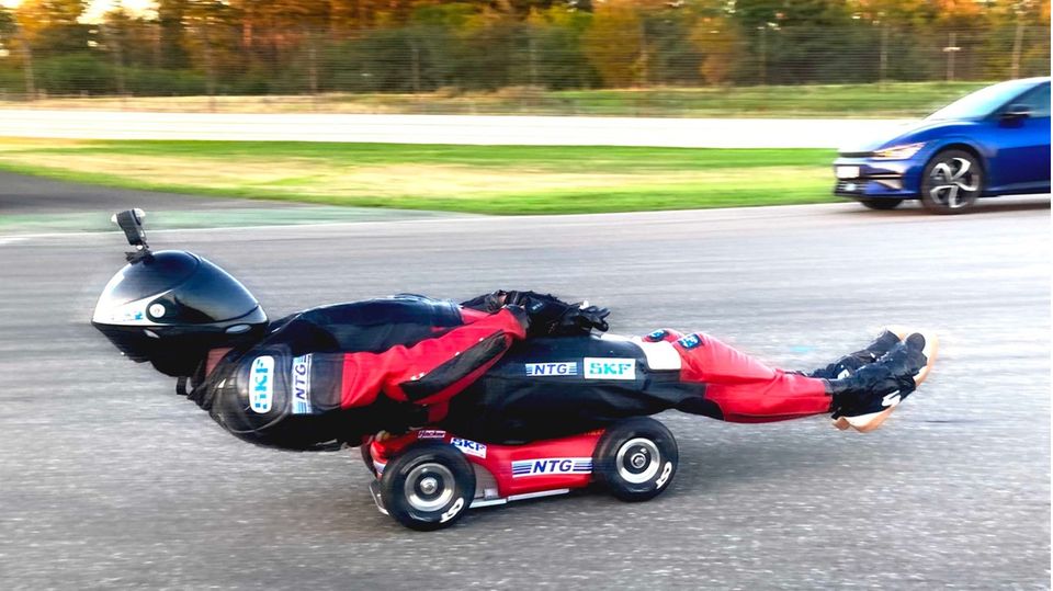Marcel Paul in voller Fahrt auf seinem Bobby Car