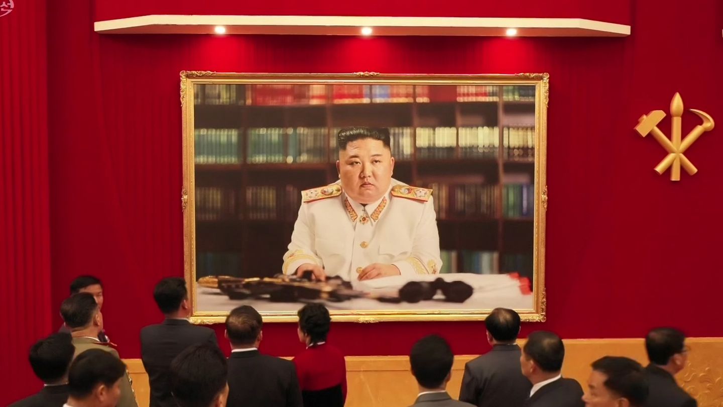 Typhoon “Khanun”: North Koreans should protect dictator portraits