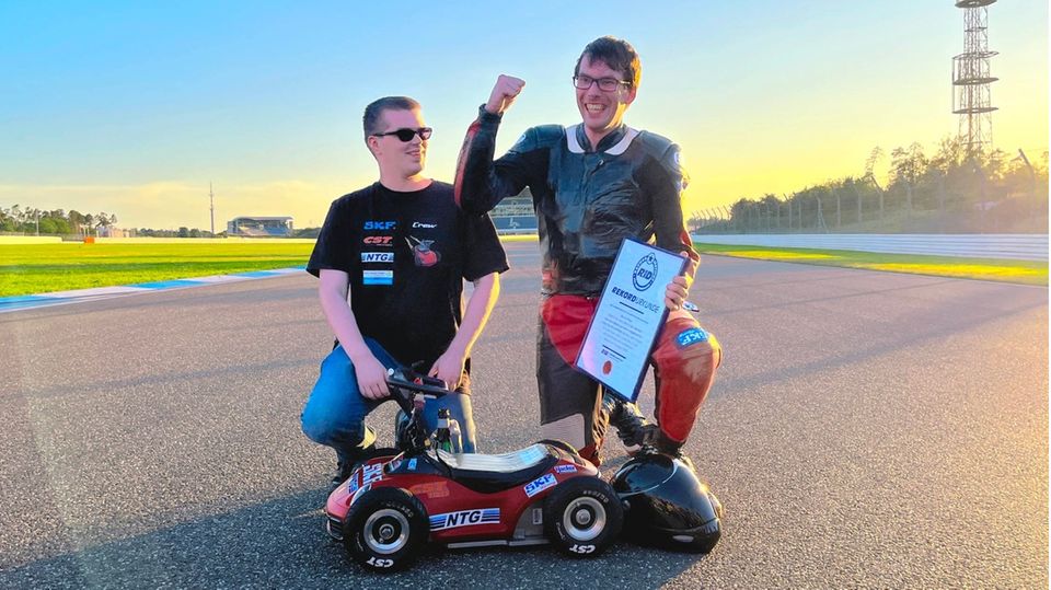 Für sein flottes Bobby Car und die Rekordfahrt bekam der Student Marcel Paul (r.) eine Urkunde