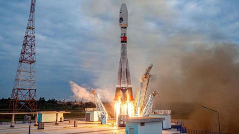 Eine Trägerrakete vom Typ Sojus-2.1b mit der Landefähre Luna-25 hebt von der Startrampe des Kosmodroms Wostotschny ab