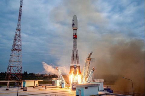 Eine Trägerrakete vom Typ Sojus-2.1b mit der Landefähre Luna-25 hebt von der Startrampe des Kosmodroms Wostotschny ab