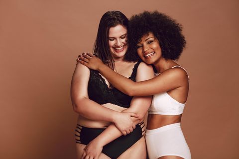 Zwei Frauen umarmen sich in Dessous