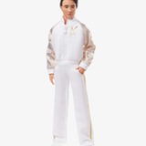 Die Ken-Puppe trägt den gleichen weißen Anzug, in dem der Darsteller in der berühmten Barbie-Tanzszene zu Dua Lipas Hit "Dance The Night" steckt. 