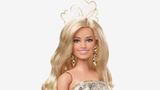 Die "Party-Barbie" ist für schlappe 50 Dollar zu erwerben und punktet mit ihrem Pailetten-Jumpsuit und wallender Lockenmähne. 