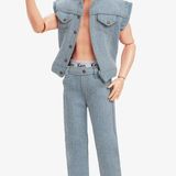 In einer Größe von knapp 29 Zentimetern ist Ken mit Ken-Unterhose und Sixpack ebenfalls erhältlich. 