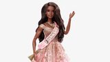Im hellrosafarbenen Ballkleid mit passender Schärpe könnte sie als Barbie-Puppe kaum königlicher – Entschuldigung, präsidialer – wirken.