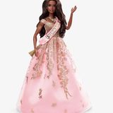 Im hellrosafarbenen Ballkleid mit passender Schärpe könnte sie als Barbie-Puppe kaum königlicher – Entschuldigung, präsidialer – wirken.