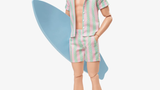 Auch Puppen-Ken hat den Strand gerne. Im rosa-türkis gestreiften Zweiteiler samt Surfbrett versucht er Barbie zu beeindrucken.