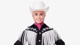 Im exakt gleichen Outfit ist Ken nun auch im Barbie-Format zu erwerben, ...