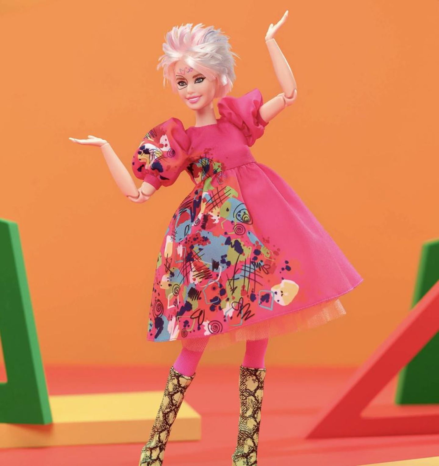 Sie zählt zu den Beliebtesten unter den Mattel-Puppen, obwohl sie im Film eine der vergessenen Puppen darstellt, die aufgrund ihrer Sonderbarkeit bei Mattel aus dem Sortiment geflogen sind. 