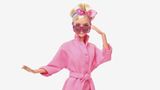 Auch die Puppe ist im pinken Overall inklusive Haarband und Sonnenbrille verfügbar.